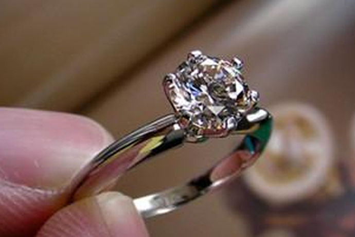 钻石因为其特殊的性质被人们冠以爱情的的象征，钻石也经常被镶嵌在各种首饰饰品上面售卖，比如说钻戒、钻石项链等等，虽然大家都知道钻石的价格不便宜，但是合起来的首饰并不只是钻石的价格，如果想要了解纯钻石的价格的话还是要单独计算，那么小编今天为大家介绍的就是一克拉钻石多少钱，一起来看一下吧。