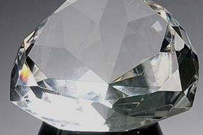 大家在日常生活中见到过各种不同材质的首饰，最近这一段时间比较流行的就是钻石首饰和水晶首饰了。那么你知道钻石和水晶有什么区别吗？今天中国婚博会小编为您带来水晶跟钻石的区别。
