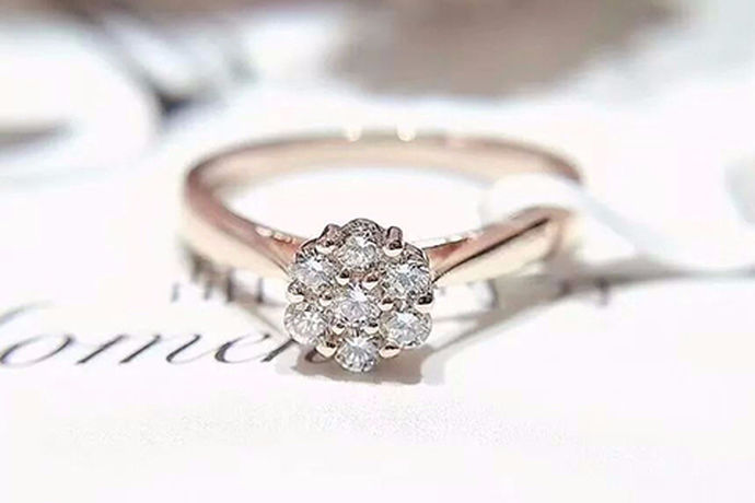 相信大家对于钻石戒指都非常的熟悉，生活中很多人都希望拥有一枚自己的钻石戒指。在不同的地方购买钻石戒指的地方也是不一样的。那么今天中国婚博会小编就为大家带来北京哪里买钻戒？