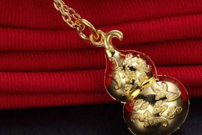 黄金如今已经成很多家庭中都存有的首饰金属之一，在古代黄金代表着地位与权利的象征，在现代通过黄金打造而成的金条、金器、金饰，分别为投资、收藏、佩戴起着不同的作用。相信大家在购买黄金之前都有查看黄金价格的习惯，不同的时间点的黄金价位影响着黄金首饰的价格，对于想要大批量购入的朋友而言，其更为关心的是黄金的价格。在黄金的分类中有一个名为千足金的纯度分类，下面就和小编一起来看看千足金卖多少钱一克这个问题吧。