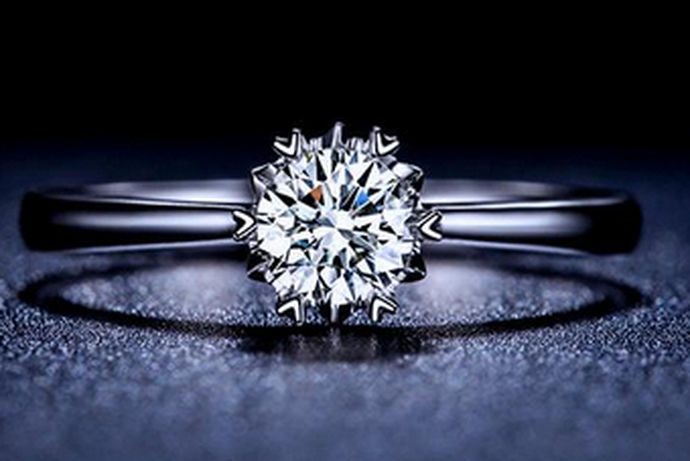大部分的人都会购买钻石戒指来进行佩戴，又或者是作为求婚的戒指或结婚的定情信物。我们都知道钻石戒指是由戒托和裸钻组成的。今天中国婚博会小编为您带来北京哪儿能给裸钻镶戒托？