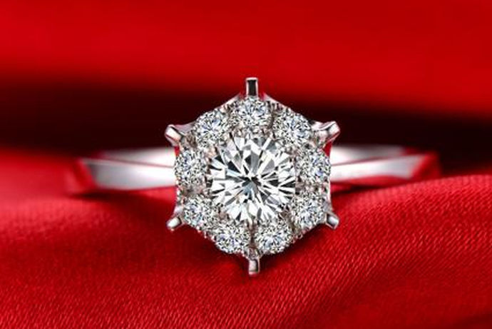 人们在日常生活中都会购买钻石戒指来进行佩戴，钻石戒指是一种非常好看的装饰品。那么今天中国婚博会小编就带大家一起来了解一下50分的钻石多少钱？