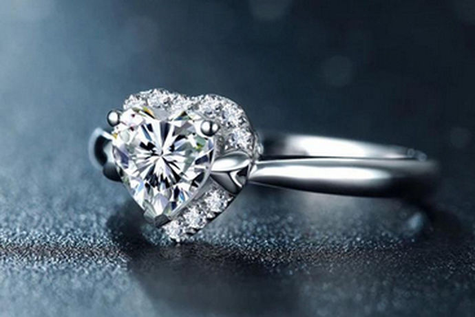 对于购买钻石戒指的人来讲，我们都知道一枚钻戒是有裸钻和戒托组成的。对于戒托的材质而言，市面上比较常见的就是18k金。今天中国婚博会小编为您带来18k戒托多少钱？