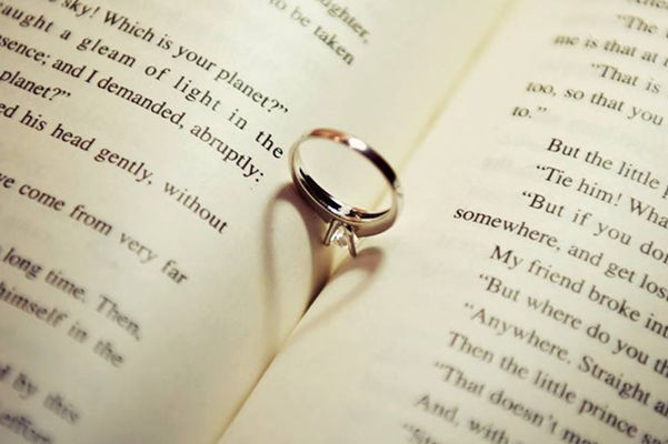 戒指在书里唯美图片图片