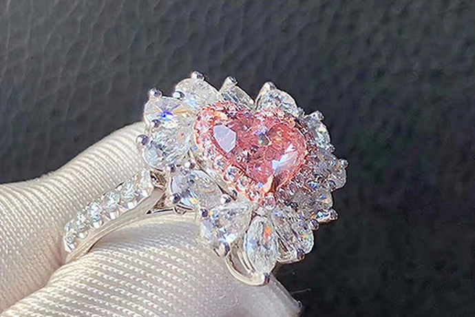 相信大家在日常生活中应该都听说过钻石戒指。很多人都想拥有一枚自己的钻石戒指，因为这是一种非常好看与闪耀的装饰品。那么今天中国婚博会小编就为大家带来砖石多少钱一克拉？