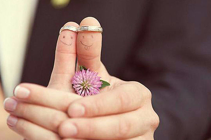 在生活中很多人都会购买戒指来进行佩戴，不管是男士还是女士。每个人都有追求美的权利，戒指戴在不同的手指上有着不同的含义。那么今天中国婚博会小编就为大家带来男的戒指戴法。