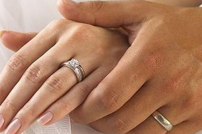 结婚戒指哪个手指？结婚戒指是必须一辈子珍藏的，因此在结婚交换戒指的时候也需要了解戒指的戴法。这里有一些戒指的戴法是结婚人士必知的。那么今天小编就来和大家说说结婚戒指戴在哪个手，希望能够给你一些参考。