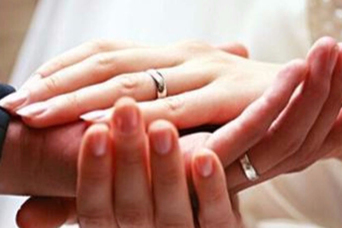 在订婚的时候需要购买订婚戒指，不仅是新娘需要戴订婚戒指，而且新郎也是需要戴订婚戒指的，新郎和新娘需要相互交换结婚戒指，并为彼此佩戴。但是很多人都不清楚订婚戒指应该戴在哪根手指上，接下来就让小编给大家介绍一下男订婚戒指戴哪个手指，快来和小编一起了解一下吧。