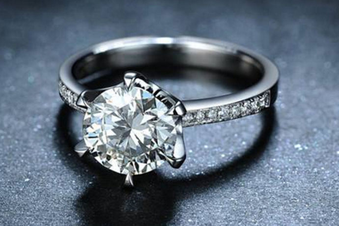 “钻石恒久远，一颗永流传”这不仅是一句广告词，也是对钻石特性的一个描写，现在越来越多的人喜欢钻石，那么，你知道2克拉的钻石多少钱吗？今天中国婚博会小编给大家介绍一下。