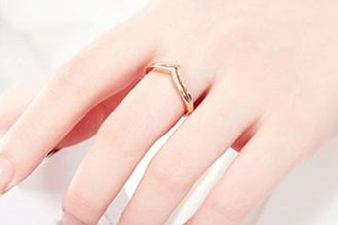 戒指是日常生活中一种比较常见的装饰品，很多人都会喜欢购买这种首饰来进行佩戴。对于有些人会存在一个疑惑，就是没有结婚的人可以佩戴戒指吗？今天中国婚博会小编就为大家带来没结婚可以带戒指吗？