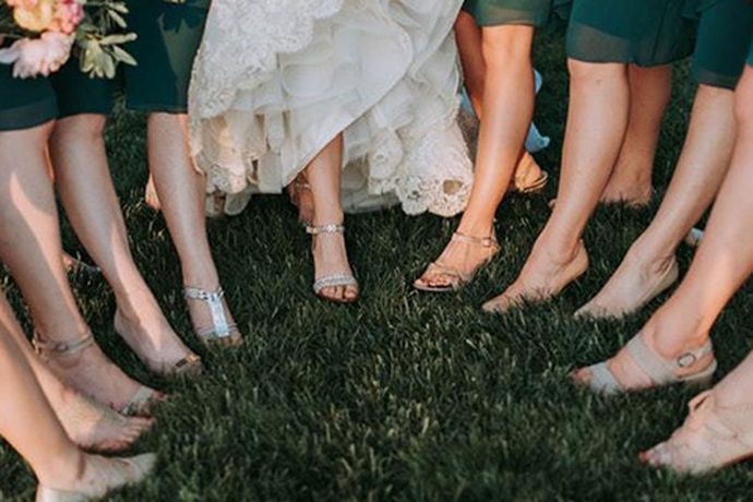 新娘的高跟鞋作为婚礼上不可缺少的一种东西，高跟鞋搭配着婚纱使新娘在婚礼现场成为万众瞩目的焦点，很多人来参加新娘和新郎的结婚仪式，可能都是为了目睹一眼新娘的风采，作为一个完美的新娘，一定会搭配一双美丽的高跟鞋，接下来就让小编给大家介绍一下新娘的高跟鞋。