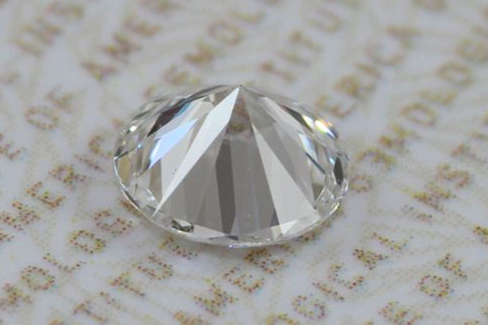 如今，市面上的钻石首饰很多，五颜六色的钻石戒指更是深受消费者的喜爱。钻石颜色等级的划分也十分明显，尤其是市面上比较常见的钻石色泽，其中主要是由于彩色系列的钻石居多，而透明的钻石是选择的产品。在钻石小鸟的品牌网站中可以发现，很多钻石的款式都可以在这里选购得到，而且不同款式的钻石价格比市面上便宜很多倍。下面就和小编一起来看一看钻石有哪些颜色这个问题吧。