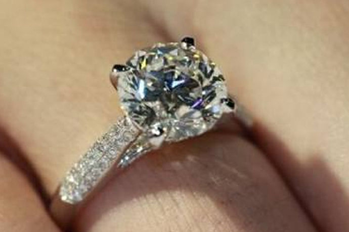 在生活中，如果自己购买的钻石戒指不那么喜欢了，或者是没有买到合适款式的钻石戒指。有哪些地方可以卖掉这些没有用的钻石戒指呢？今天中国婚博会小编为您带来卖钻戒去哪里？