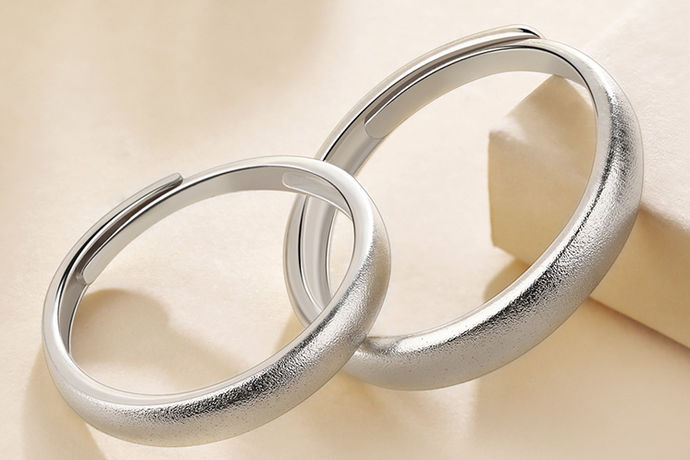 在我们现在的社会生活中，好像越来越多的人喜欢上了银戒指，那么你知道一对银戒指大概多少钱吗？今天中国婚博会小编就给大家介绍一下。