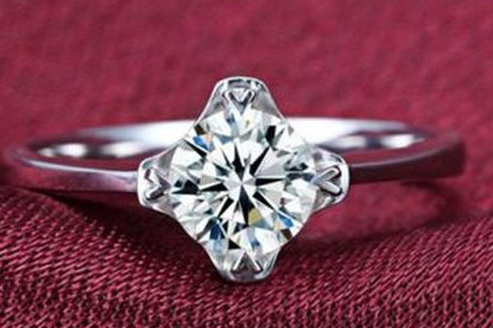 众所周知，钻石作为结婚所需必不可少的用品，也是许多女性所爱好的装饰品之一。钻石也有永恒的代表意义。那么，钻石的价格大致在多少呢？一般钻戒要买多少钱的呢？