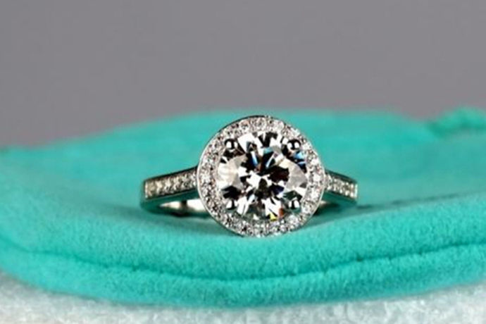 很多人都非常喜欢佩戴钻石戒指，因为钻石戒指是一种非常闪耀的装饰品。在中国的金银首饰中，大部分的人都非常喜欢钻石戒指。今天中国婚博会小编就为大家带来什么牌子的钻戒好一点？