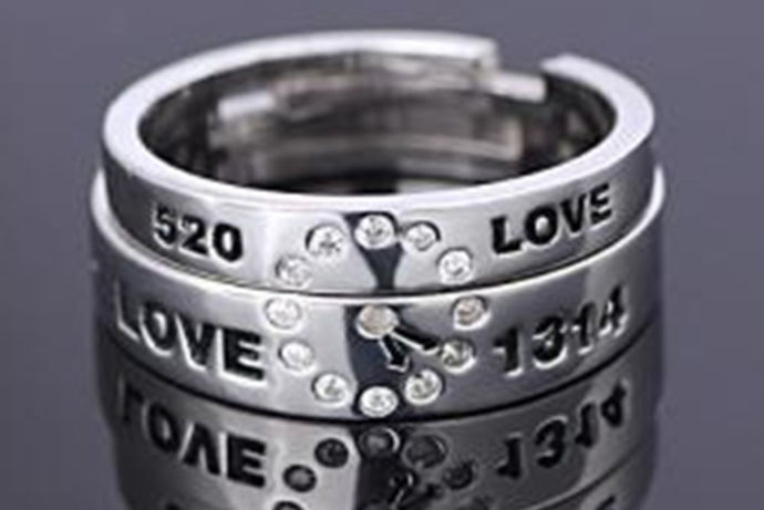 在生活中很多人都会购买戒指来进行佩戴，因为戒指是一种比较常见的定情信物。对于这种定情信物而言，他有着非常特殊的含义，今天中国婚博会小编就为大家带来戒指上刻什么字有创意？