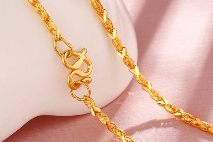 在现在女性的装饰品中还金项链肯定是少不了的，我们也都知道黄金项链的总价，一般都是按黄金项链的克数来衡量的，那么一个黄金项链多少克呢？