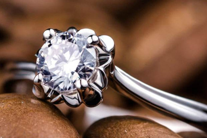 现在有很多品牌的钻石戒指都是十分好的，可以在实体店购买，也可以去专店定制。每一枚钻石戒指在款式质量与材质方面都是不同的，那么什么样的钻石戒指最好呢？