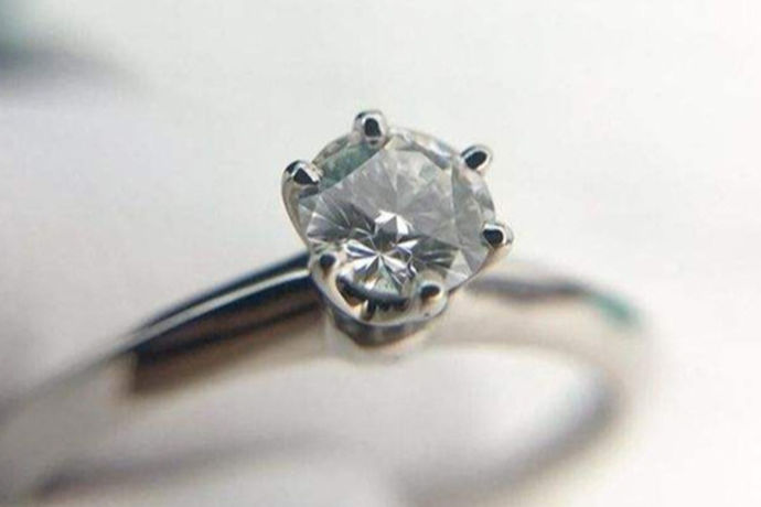 在生活中很多人都会购买自己喜欢的戒指来进行佩戴，近段时间很多人都喜欢购买钻石戒指，那么今天中国婚博会小编就带大家一起来了解一下钻石戒指的行情——8克拉钻石多少钱？
