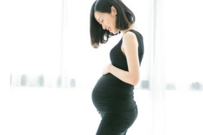 孕妇照在现代社会中越来越流行，每一个人都想把自己怀孕的时候记录下来，但是如果你已经怀孕八个月就可能不太适合去照相馆照相了，有的人选择会在家里面照相，那么你知道8个月在家拍的孕妇照是什么样吗？今天中国婚博会小编就为大家介绍一下。