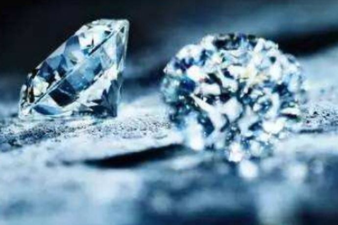 钻石一直都深受人们的喜爱，不管是在他的颜色，还是在他坚硬程度上面都深受人们的喜欢，钻石可能在人类出现之前就已经存在于世上了，钻石亘古不灭的性质被广泛的用于求婚戒指，因为人们相信钻石用于戒指上，可以更好地代表爱情的的忠贞不渝，海枯石烂。通常个头越大的钻石起价格也会越贵，一克拉以下的钻石比较平价，大多数人都接受的起。