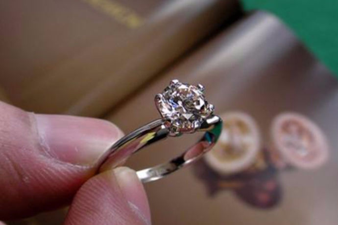 相信大家都听过一句广告词，“钻石恒久远，一颗永流传”。这是著名钻石品牌戴比尔斯当年在宣传钻石时做的一个广告词，现在我们对于钻石已经有了一定的了解了，但是你知道钻石多少克拉多少钱吗？今天中国婚博会小编就给大家介绍一下。