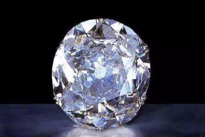 钻石戒指永恒的誓言与一生的承诺，钻石是经过琢磨的金刚石，是贵重的宝石,钻石是以天然矿物金刚石为原料加工而成的，虽说只是由矿石加工而成的，但是钻石的光泽和它的美丽的外表，让它无比的珍贵，更是收到人们的追捧和喜爱。那么世界上最有名的钻石有哪些呢？今天就让小编就带大家来了解一下世界上最有名的钻石。