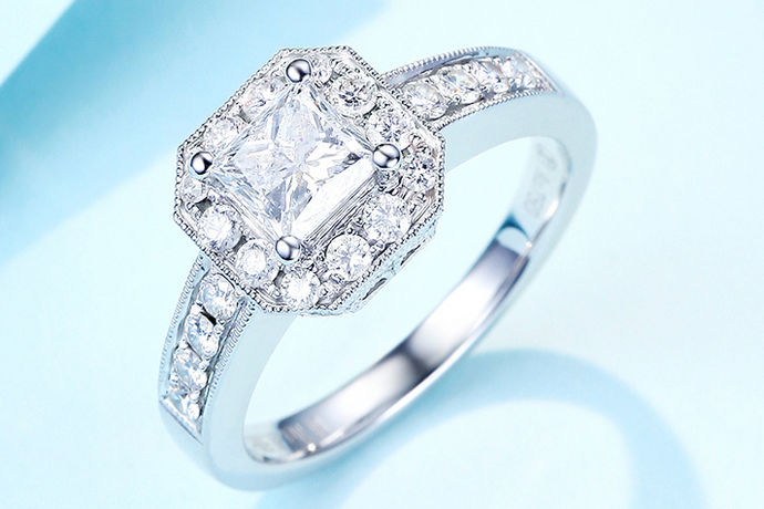 钻石是结婚仪式上不可缺少的物件，也是别具意义的物品，很多人并不是非要钻石不可，所以除了钻石之外，彩色宝石也是非常好的选择。