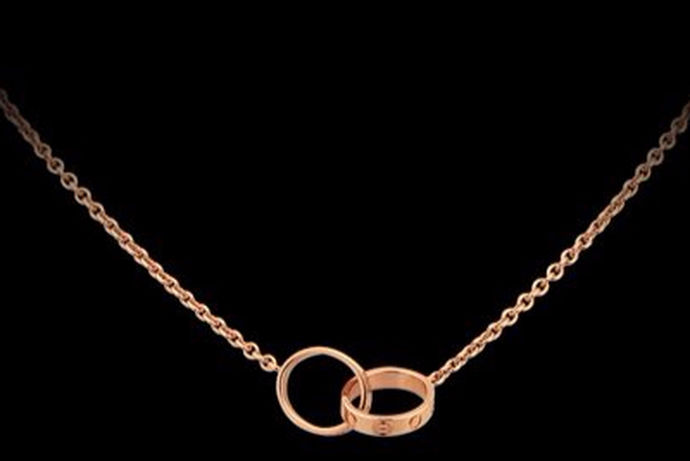 卡地亚是世界著名珠宝品牌，其口碑声誉在世界上享有盛名，拥有一款卡地亚珠宝是无数女孩心目中的愿景。那么卡地亚一般多少钱呢?接下来就让我们一起来看看吧。