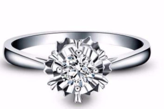 很多要结婚的朋友，除了拍婚纱照，恐怕最重要的就是挑选钻石戒指了，目前一克拉的钻戒受到很多人的关注，但对于没有看过一克拉钻石实物的朋友来说，还是比较迷茫，1克拉钻石戒指多少钱?