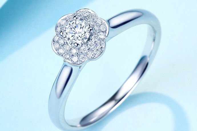 所有女生期待的梦幻的婚礼，都少不了一枚璀璨耀眼的钻石戒指，要说市面上的珠宝首饰，什么首饰的光芒比较璀璨?那非钻戒莫属了，钻石有大有小，现在市面上的钻石有30分、50分、一克拉等。但现在很多人喜欢购买21分钻戒结婚，到底21分钻戒为什么这么大魅力，21分钻石多少钱呢?下面就跟小编一起来了解一下吧。