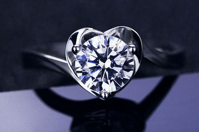 我们都知道，很多人都很喜欢钻石，而钻石的意义和美丽的外观成为了情侣之间还有即将结婚的新人之间的浪漫信物，还要感情的象征。很多人都会在求婚的时候购买一枚钻戒，但钻戒的价格确实也是比较高的，因此我们就要有目的的去选择性价比高的钻戒。那么什么样的钻石性价比高呢？下面就跟着小编一起来了解一下吧。