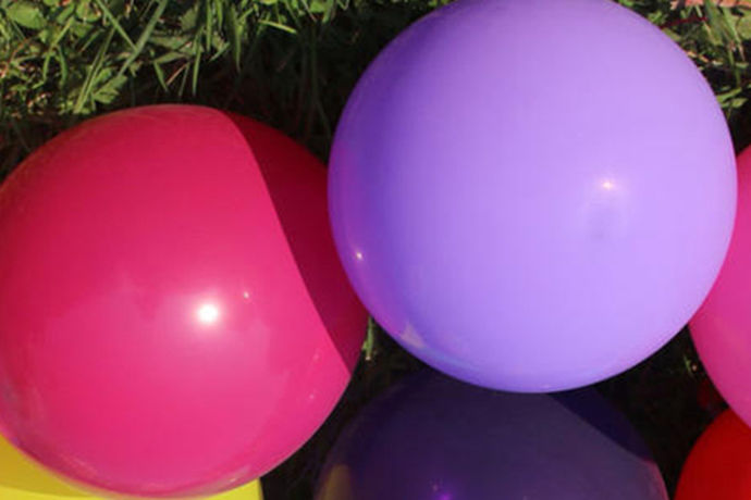 气球可以说是我们日常生活中最常见的装饰品，不仅容易买到，而且处理起来也很方便。市面上气球的种类和颜色有很多，不同的气球可以应用于不同的场合。在婚礼上我们经常会见到五彩斑斓的气球拱门，看起来很精美很壮观，其实这些也是用气球做成的，只不过需要一些特殊的技巧。对于气球拱门的制作小编相信很多小伙伴都不是很了解。那么今天小编就和大家一起来看看如何制作气球拱门。