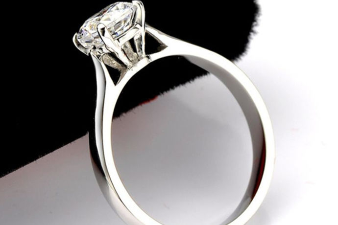 什么牌子钻戒比较好？钻石戒指不仅仅是一份礼物而是一份承诺，关乎新人的婚礼以及一生的承诺，下面就来跟着小编一起来看看吧。