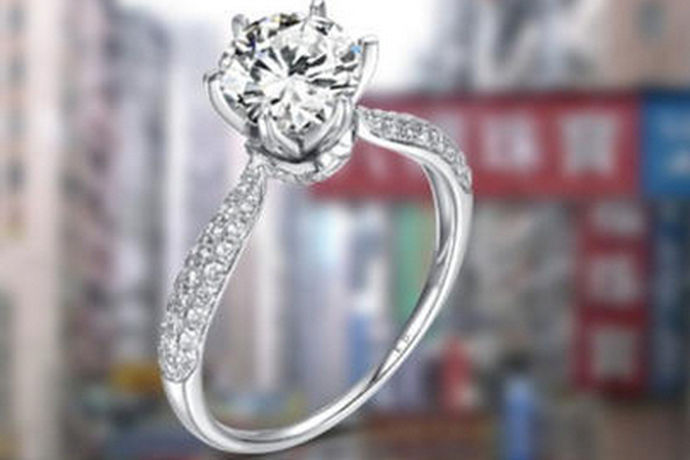 戒指是结婚求婚必不可少的一件信物了，所有的戒指的普及，全国所载之祭，到处都可以见到，优异的钻石戒指和戒指的品牌，让首饰品变得更加的丰富。