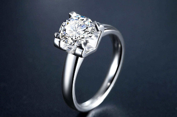 女人爱钻石就像男人爱香烟，白酒一样，对于钻石来说就是浪漫的化身。钻石是爱情和忠贞的象征，是一个男人对女人最高的礼赞，是对婚姻永远的承诺，所以一般在求婚和结婚的时候，新人会选择用钻石来表达对对方的爱。