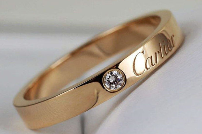 对于现在的珠宝市场上来说。有很多材质的戒指都出现了仿制品，那么在生活中如果我们喜欢白金戒指。在购买之后该如何鉴别呢？今天中国婚博会小编就为大家带来怎么鉴别白金戒指。
