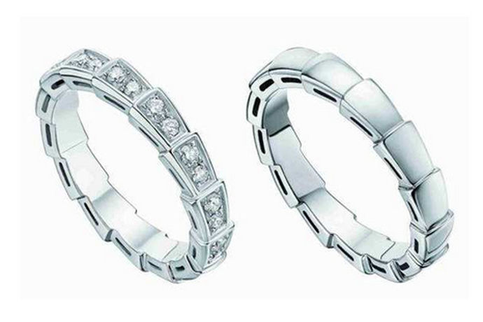 戒指是一种圆带状，可戴在手指上的装饰品，男性和女性都可以佩戴戒指，材料可以是金属，宝石，塑料木或者是骨质。中国大约在距今4000多年前就已经有人佩戴戒指了，到秦汉时期的时候妇女佩戴戒指已经很普遍了，戒指在古代多称为指环，从元代起被称为戒指。要是以来戒指被认定是爱情的信物，戴在左手的无名指上会被认为是结婚戒指。