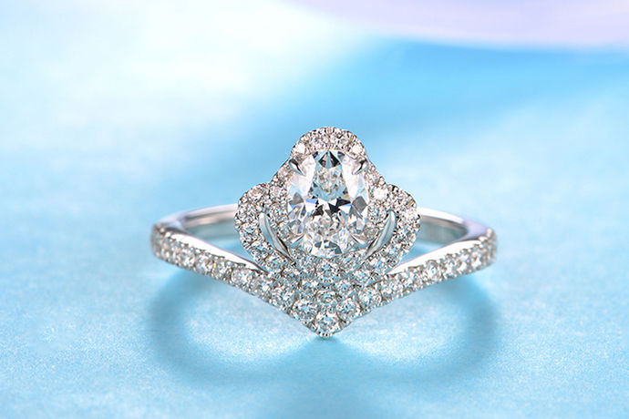 钻石具有梦幻般的光泽和浪漫的意义，在现代婚礼中占有重要地位。选择钻石戒指时，由于钻石戒指的价格不同，越来越多的人觉得没有线索。 现在让我们来看看小编克拉钻石戒指的价格科学吧！
