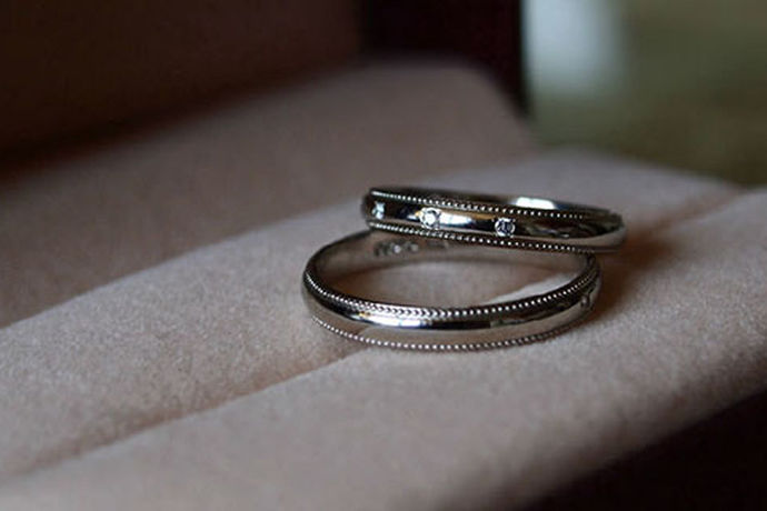 铂金戒指的材质自然是由铂金制成的。它相对于银来讲要亮很多。而铂金戒指的价格是根据两种方法来计算的。依旧是按克算，第2种就是按工艺来算。同样的铂金，也有着纯洁美好，坚贞永恒的象征。一对纯净的铂金戒指能够把恋人的过去，未来都联系在一起，成为一种枢纽。使他们两个人的世界成为一种永恒，是爱情坚贞的信物，同样也是他们忠贞爱情的完美见证。下面小编就来为大家介绍一下铂金戒指有哪些特点。