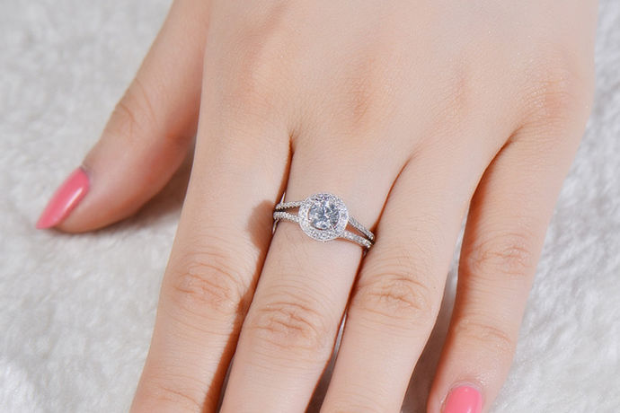 每个女士都希望能够拥有一枚自己的钻石戒指，在市面上有很多不同的钻戒品牌。不知道你们在日常生活中有没有听说过珂兰这个品牌，今天中国婚博会小编为您带来珂兰的钻戒好吗的相关介绍。