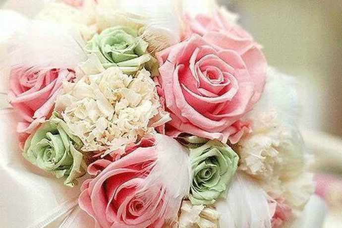 对于结婚了的人来说，结婚纪念日是一个非常值得庆祝的好日子，夫妻之间的结婚纪念日一般都是送花，而送花肯定要选择那些代表着爱情的花，夫妻之间可以选择送玫瑰，浪漫又美好，玫瑰象征着爱情，夫妻之间送玫瑰是非常适合的，那么朋友结婚纪念日送什么花好呢？下面就跟着小编一起来看看吧！