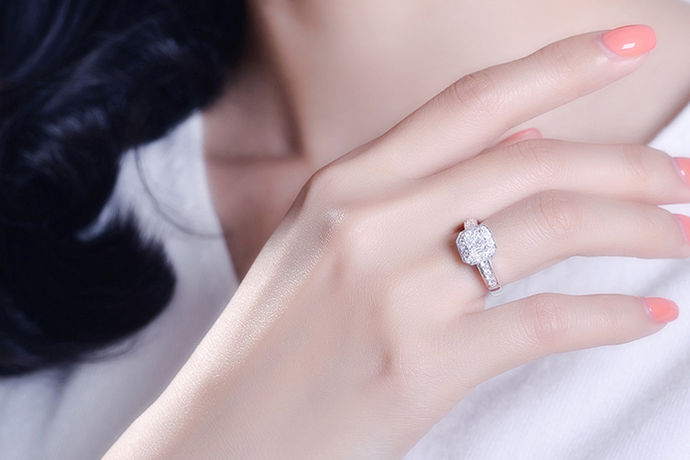 对于现在的大部分女性来说都非常喜爱钻石戒指。钻石戒指在当今的市场上非常受欢迎。今天中国婚博会小编就为大家带来今年流行的钻戒。想要了解的可以看看下面的文章。