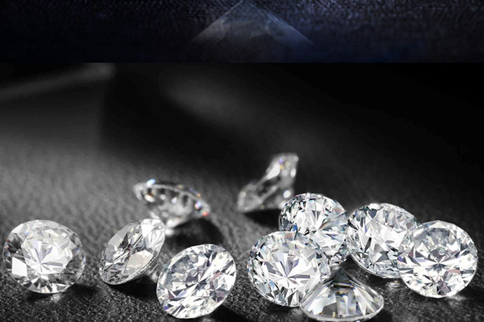 很多人在生活中都会购买钻石戒指，因为钻石戒指是一种比较常见的搭配首饰。生活中大部分的女性都希望拥有一枚自己的钻石戒指。今天中国婚博会小编就为大家带来两克拉钻石多少钱？