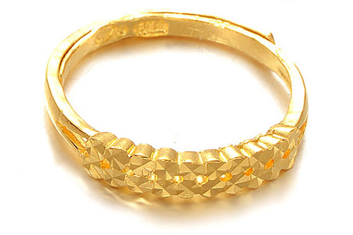黄金作为自然界中一种稀有的贵金属，其价值虽然比不上钻石，但是黄金依然有着自己特殊的受众体。由黄金打造的金戒指作为常见的装饰品之一，受到人们的极大追捧。随着人们生活水平的提高，戒指不仅仅出现在重要场合，在日常生活中的佩戴也是极合适的。可以说人们对于戒指的定义早已不是从前。现在人们更多的富裕了，戒指时尚的内涵。