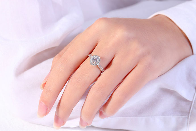 一直以来人们对钻石戒指的喜爱都是不言而喻的，这不仅仅是因为钻石的稀有，更是因为钻石戒指它本身具有的美好的寓意，钻石戒指是爱情忠贞与纯洁的象征，人们喜欢钻石戒指就像是崇尚爱情，向往爱情那样，既然人们对钻石戒指那么的青睐，那么，钻石戒指能卖吗？下面就由中国婚博会小编为您简单的介绍一下相关的内容吧！