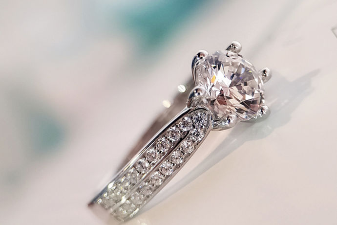 钻石是非常受人们欢迎的，因为钻石不仅外表好看高贵，给人以一种奢华大气的感觉，而且人们会算是以爱情的神秘感，认为钻石的永恒纯净，能够象征着爱情的至死不渝和天长地久，所以不少人在买结婚戒指的时候，也会选择以钻石为材质的钻石戒指，只不过不同的款式有不同的寓意，每一个设计每一款钻石戒指的人都会有着他自己的设计理念，所以今天小编就来为大家介绍一下钻石戒指款式的寓意吧。