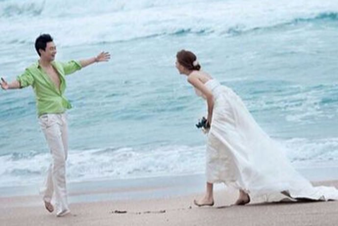 近年来韩式婚摄影高端品牌,备受新人喜爱的韩式婚摄影工作室.提供唯美韩式婚照,浪漫韩国婚照片欣赏,拍韩式婚照。韩式婚纱照的风格如同清新淡雅的风，让人身心放松，领导着婚纱摄影的流行趋势。生活化的场景、温馨的氛围、幸福感的流露是关键的拍摄点，也是韩式婚纱照风格的主要特色。那么，哪家照韩式婚纱照便宜呢？下面跟随小编一起来看看吧。
