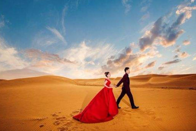 现在很多人拍摄婚纱照呢，会选择在一些比较好看的景色，但是大多数人呢，会喜欢拍摄一些别样的婚纱照，那么关于沙漠婚纱照，您是否有了解呢，下面就跟着小编一起去了解吧。
